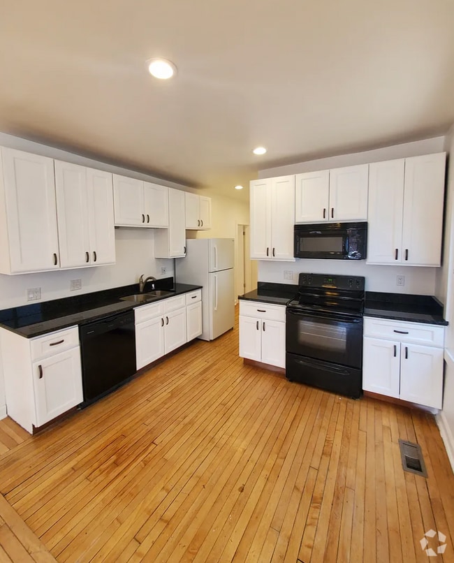Building Photo - 526 E Burleigh St Unit Lower Rental