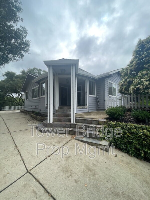 Building Photo - 737 Cresta Ct