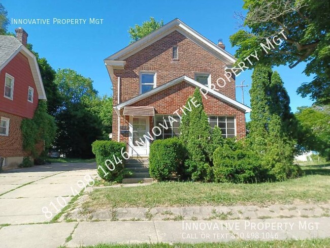 Large 3-4 bedroom home with closed in porch. - Large 3-4 bedroom home with closed in porch.