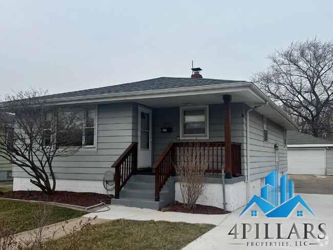 Building Photo - "Spacious 4-Bedroom Gem with Finished Base... Rental