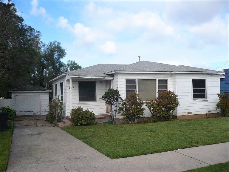 Single story house with large yard - Single story house with large yard