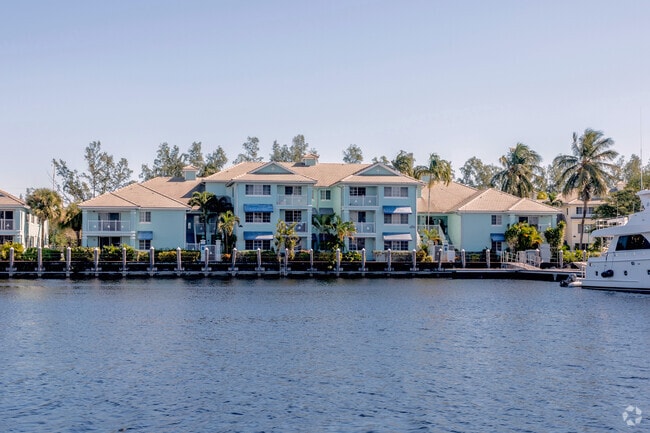 Luxury Waterfront Villas Apartments in Fort Lauderdale, FL - The Falls At Marina Bay