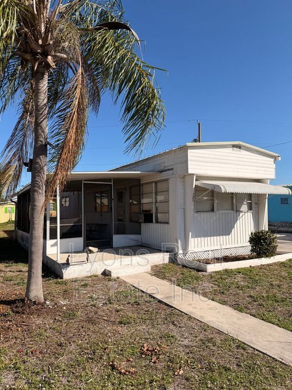 Photo - 121 Coachlight Ln