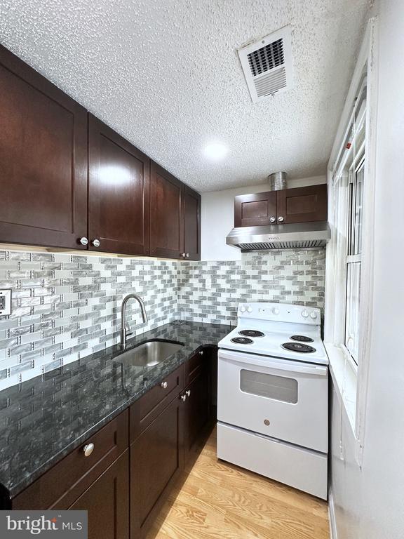 Building Photo - 2600 S Mildred St Rental