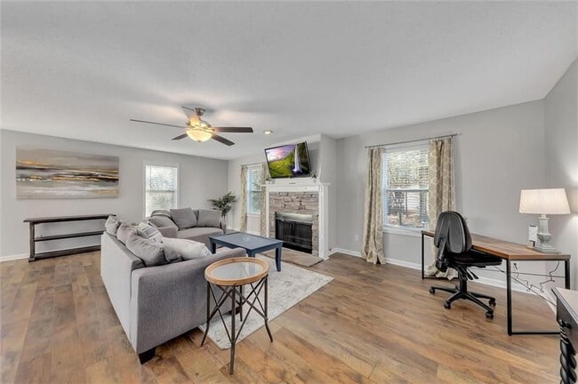 Photo - 1817 Hardman Ln