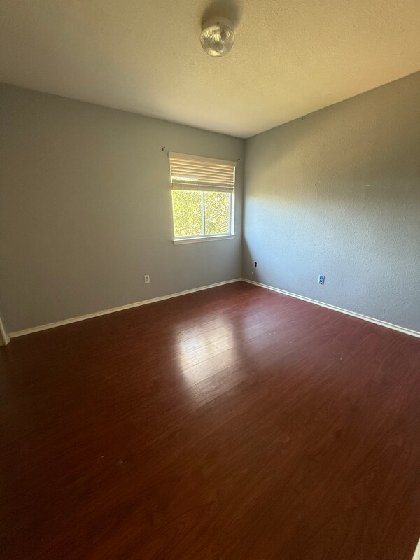 Photo - 1209 Coronation Way