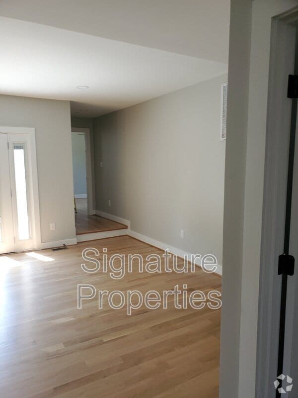 Building Photo - 6112 Ellis Ave Rental