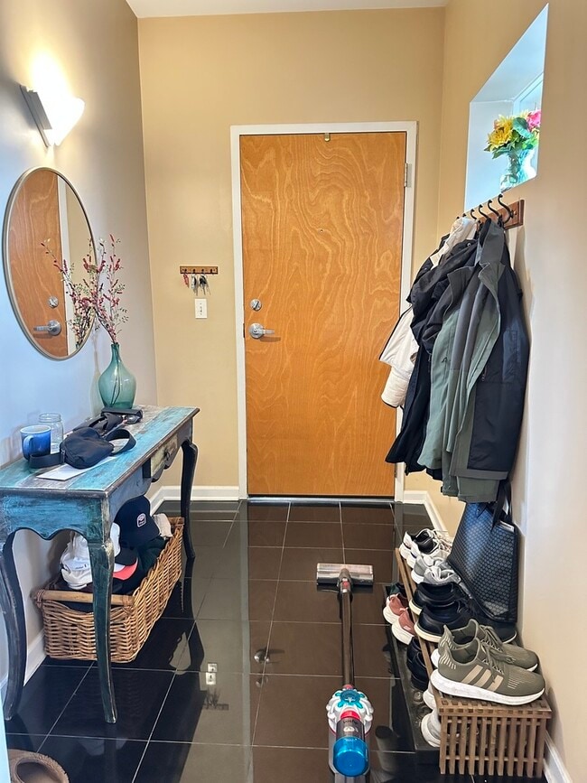 Photo - 2337 W Wolfram St Unit 511