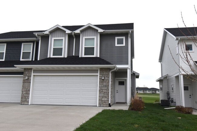 Building Photo - 3 Bedroom Golf Course Townhome