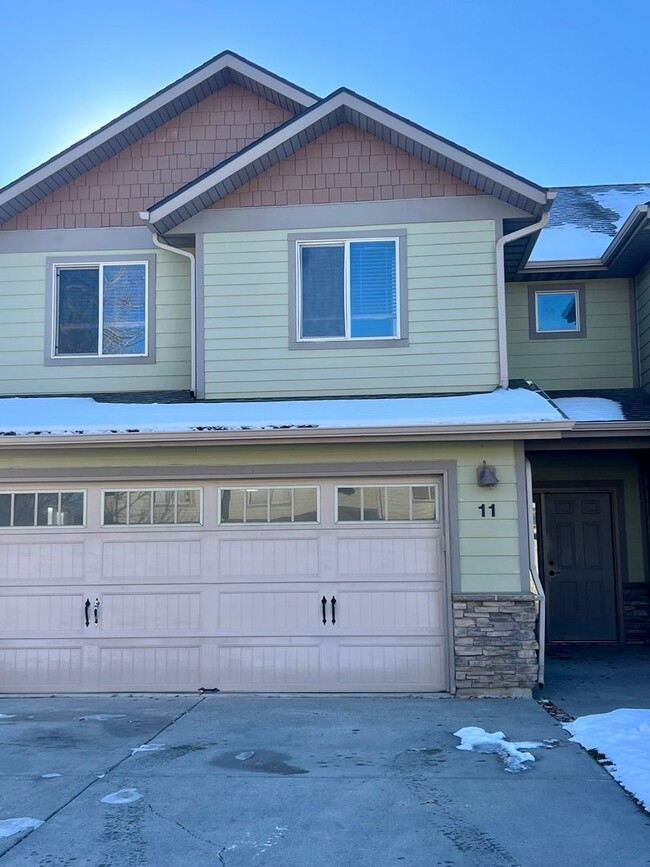 3 Bed 2.5 Bath with double attached garage... - 3 Bed 2.5 Bath with double attached garage... Condo Unit 11