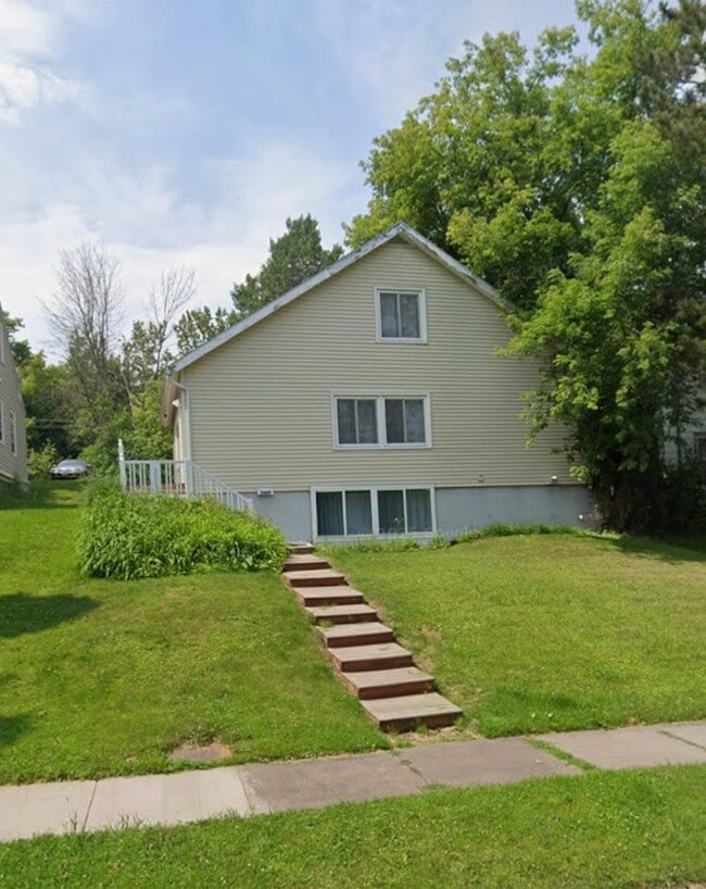 Building Photo - 2009 E 6th St