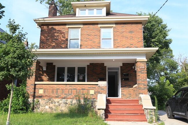 Building Photo - 2 Bedroom Upper Unit 1