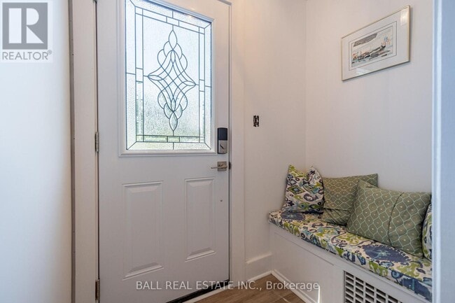 Photo - 74 King St E