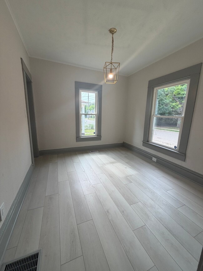 Photo - 952 Logan St SE
