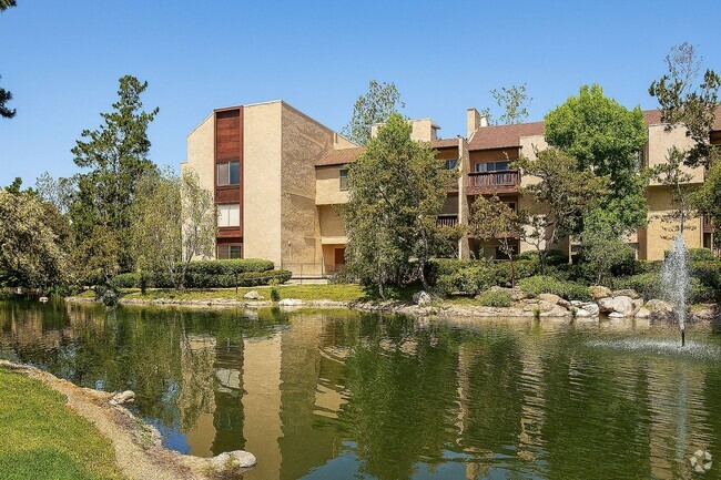 Building Photo - For Rent: 1 Bed / 1 Bath Condo in Lakeside...