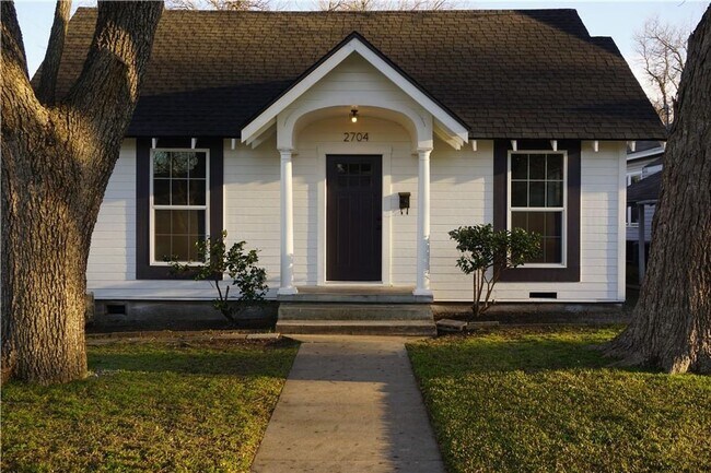 Building Photo - Beautifully Updated 2/2 Cottage - Available now!