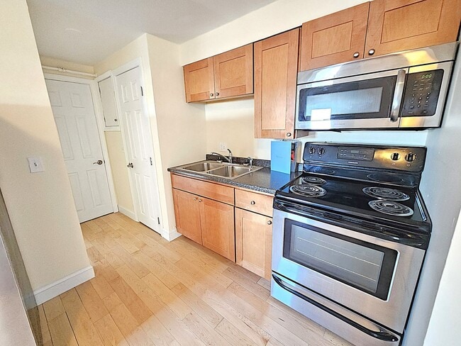 Building Photo - 141 Main St Unit APT 2