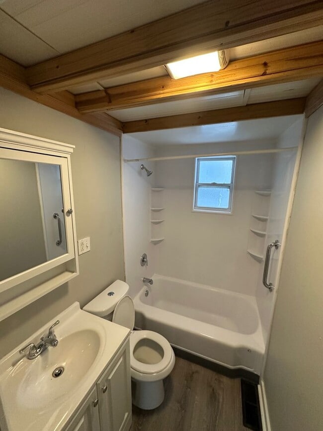 Photo - 684 W Broad St