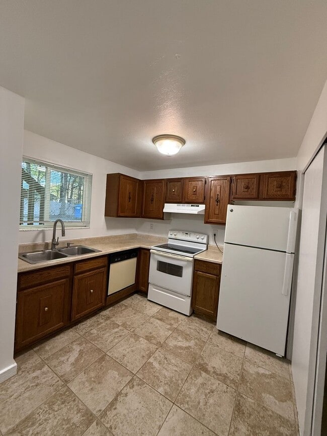 Photo - Beautiful Two Bedroom Apt; Salt Lake City, 1,000 sq ft; New Flooring Unidad 3372