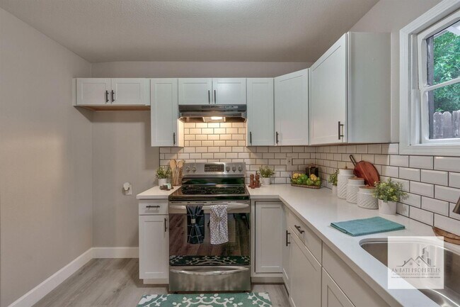 Photo - 1435 N Poplar Ave Unidad Back Studio