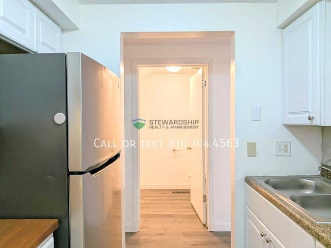 Photo - 372 Oak Mnr Ave NE