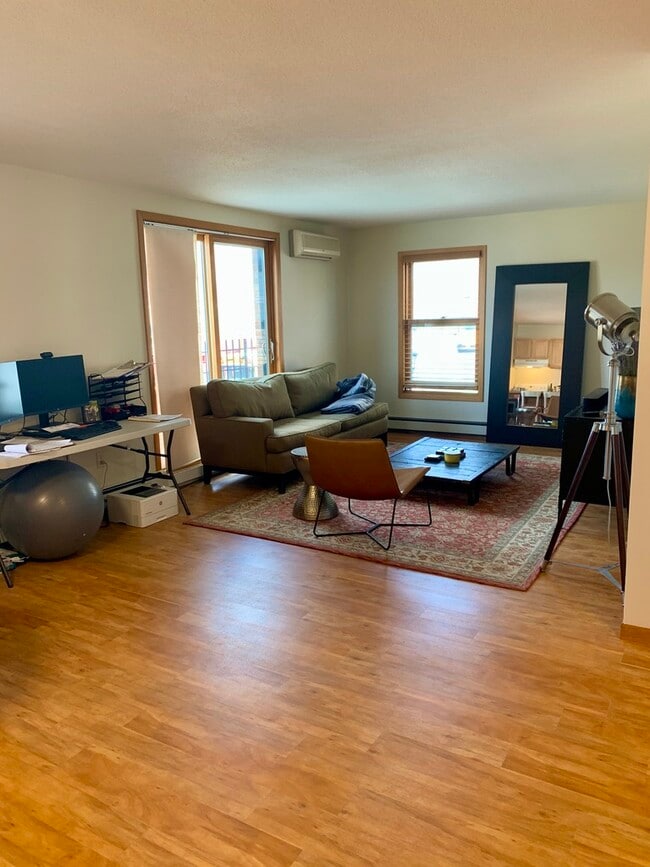 Building Photo - 2050 St Clair Ave Unit 2e