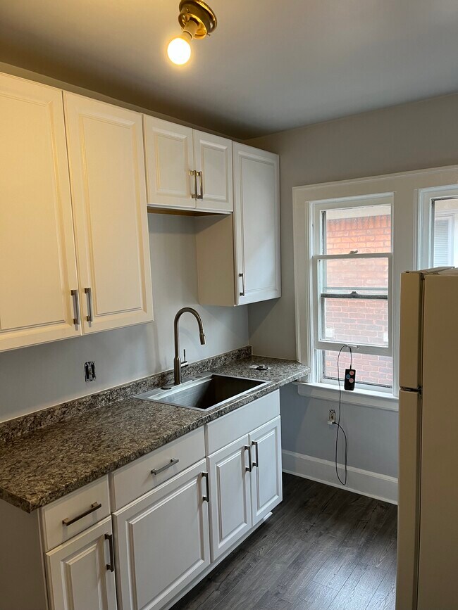 Photo - 914 Beaconsfield Ave Apartments Unit 4