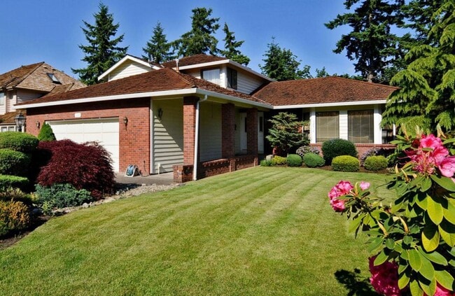 Building Photo - Open, bright and roomy with private backyard