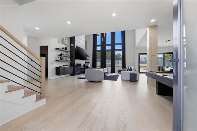 Photo - 556 Versailles Dr