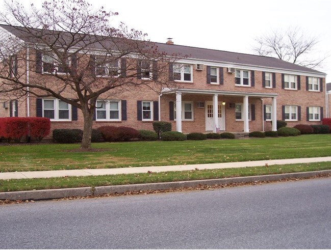 Building Exterior - Londonderry Apartments
