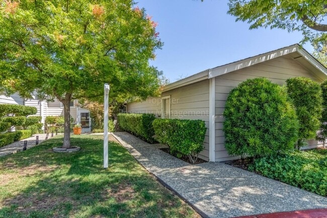 Photo - Lovely 2 bed/2.5 bath/ 1472 sqft two story home with Golf Course views! Available September 15th ...