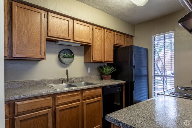 2BR, 2BA - 975 SF B2 Classic - Kitchen