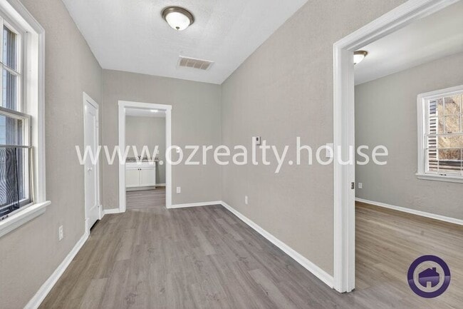 Photo - 160 Bronson Ave