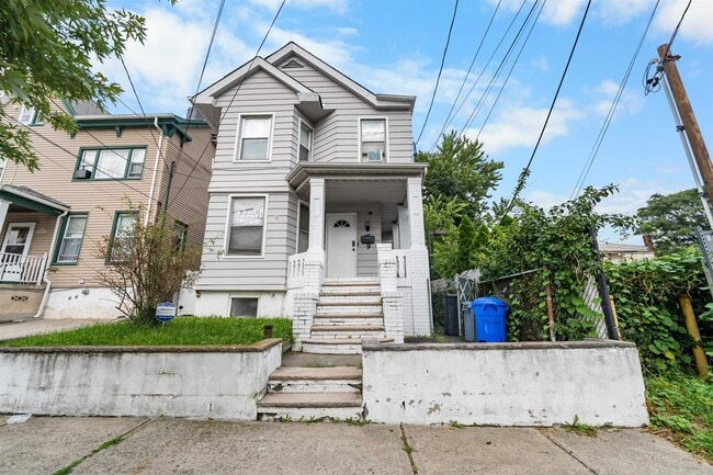 Building Photo - 9 W 51st St