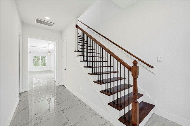 Photo - 7203 Weyburn St