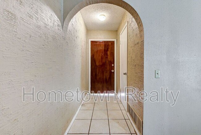 Photo - 207 W Shadywood Dr