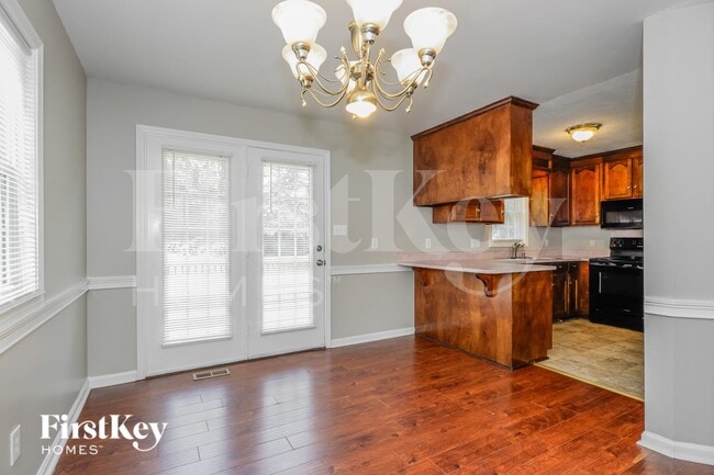 Photo - 835 Millon St