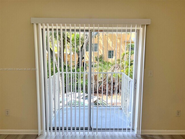 Photo - 7626 NE 6th Ct Unidad 7