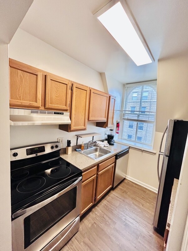 Building Photo - 900 Cathedral St Rental