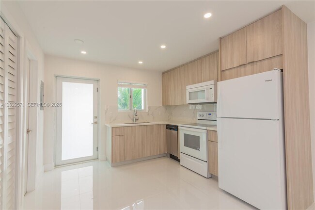 Photo - 3755 NE 167th St Unidad 6