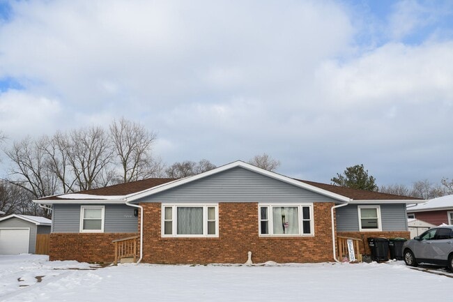 Building Photo - 2 bed 1 bath Duplex in Portage