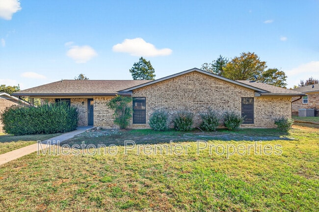 Building Photo - 3014 Jennifer Ave