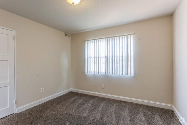 2BR, 1BA - 790 SF