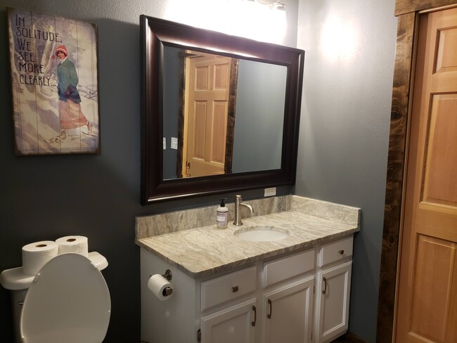 2nd bathroom, granite counter tops - 7 Willowbrook Close House