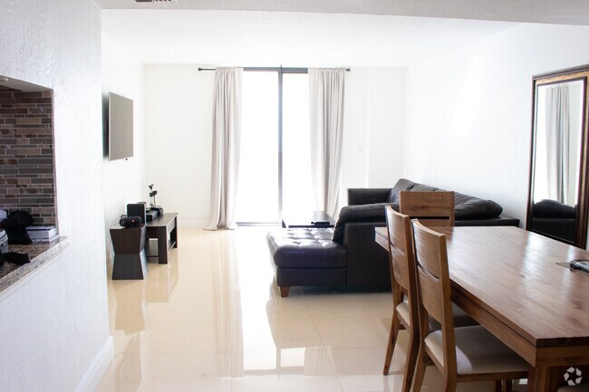 Building Photo - 1621 Collins Ave Unit 310 Rental