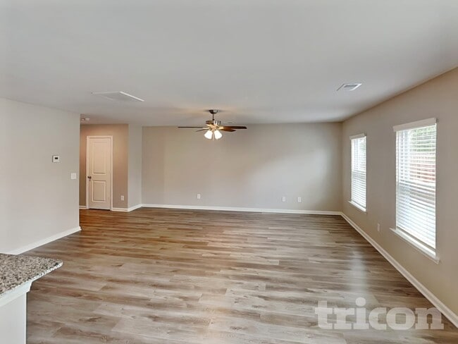 Photo - 725 Vanguard St