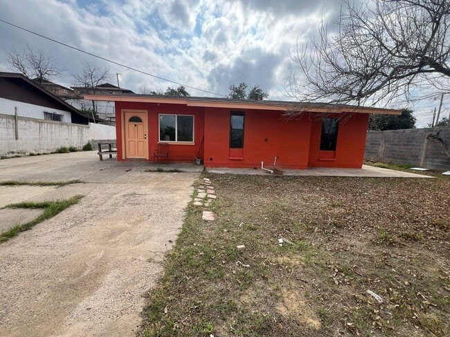 Building Photo - 2703 Diaz St
