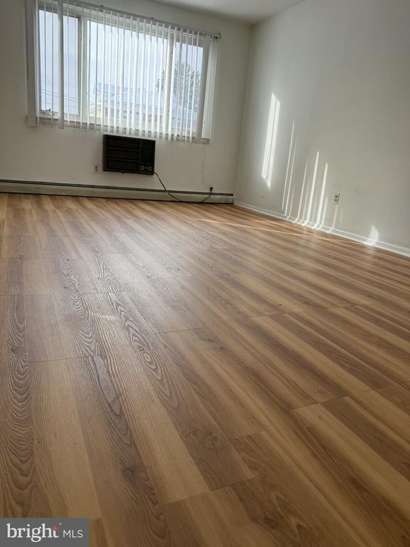 Photo - 219 W 6th St