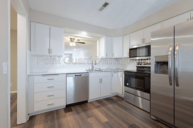 Building Photo - 1828 W 18th St N Unit 1309