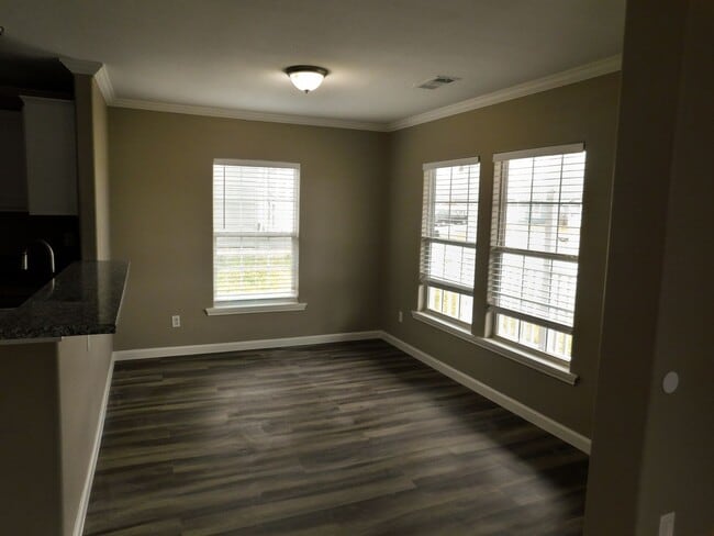 Building Photo - 154 Varsity Dr Unit 154 Varsity Rm D